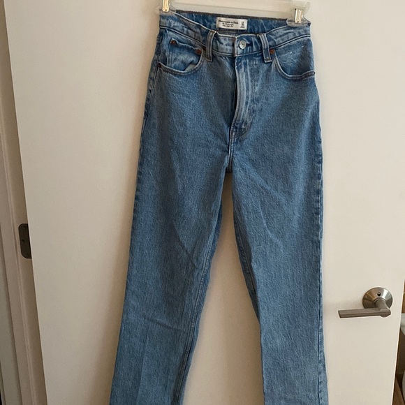Abercrombie & Fitch High Rise 90s Straight Jean - Picture 2 of 3